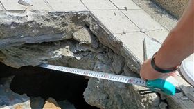 豐采520旁社區人行道開挖發現掏空鄰近竹北市「豐采520」建案的社區大樓，因人行道出現裂縫，豐邑建設應社區要求提早開挖了解地基狀況，發現下面還在持續坍陷、掏空。（住戶提供）中央社記者郭宣(文三)傳真  112年6月6日