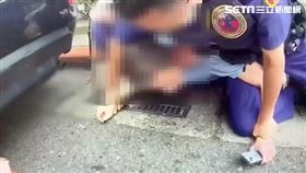 北市楊男酒後找警員嗆聲，反遭對方壓制在地。（圖／翻攝畫面）