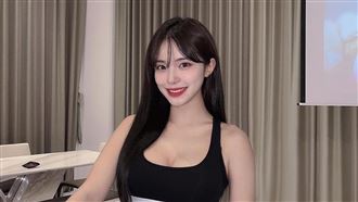 李多慧1姿勢「蜜桃臀險掉出」　網全暴動