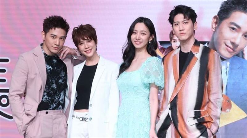 鬼之執行長超甜畫面曝光　咬巧克力棒接吻