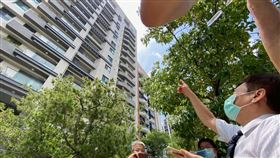 高大成到5億高中生墜樓現場。（圖／記者李忠現拍攝）