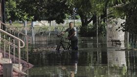 卡科夫卡水壩（Kakhovka Dam）被炸出大破口，危及許多人安危。（圖／美聯社／達志影像）