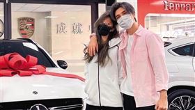 口罩男（右）曾帶樂兒（左）買賓士新車秀恩愛。（圖／翻攝自口罩男IG）