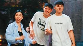 ▲5月22日03：18，周士淵（中）步伐搖晃步出錢櫃KTV，郭昭男（右）和長髮妹（左）不時攙扶他走路。（圖／鏡週刊提供）