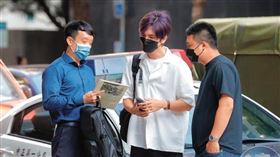 6月2日下午，口罩男（中）和律師現身台北，身材明顯消瘦許多。（圖／鏡週刊提供）