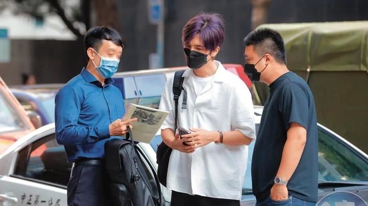 口罩男鬧婚變暴瘦　現身警局開告酸民