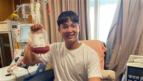 江忠垣舉起滿滿的造血幹細胞，祝福這位有緣的受贈者早日康復。（圖／台中慈濟醫院提供）