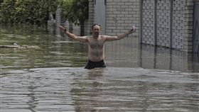 烏克蘭卡科夫卡水壩（Kakhovka Dam）遭炸毀▲。（圖／美聯社／達志影像）