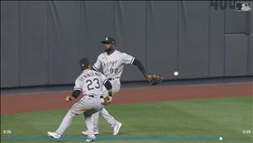 ▲白襪2位外野手讓飛球落地，中斷球隊的無安打比賽。（圖／翻攝自MLB官網）