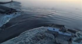 烏克蘭南部的卡科夫卡水壩（Kakhovka Dam）遭炸毀（圖／翻攝自澤倫斯基推特）