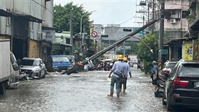 新北市，新莊，自來水管線，爆裂，電線桿