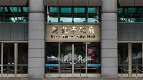 新北市政府傳出水利局某男主管涉嫌對下屬性騷，男主管以拍屁股、摟腰、摸胸等方式性騷男下屬，受害者已提出申訴，新北市水利局證實此消息，且已啟動性平調查機制，盼查明真相還給當事人公道。