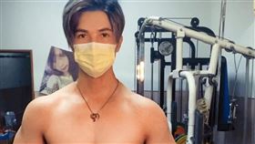 口罩男是職業軍人退役，雖轉行當作家，但身材依舊維持得宜。（翻攝自口罩男IG）
