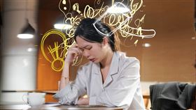 31歲的楊小姐，去年9月確診新冠肺炎後，身體各方面出現不適，有長新冠的現象，甚至出現嚴重腦霧。圖中非當事人。（圖／台北慈濟醫院提供）