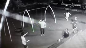 年輕男女拿刮鬍泡沫亂噴 公園地板.鞦韆都遭殃