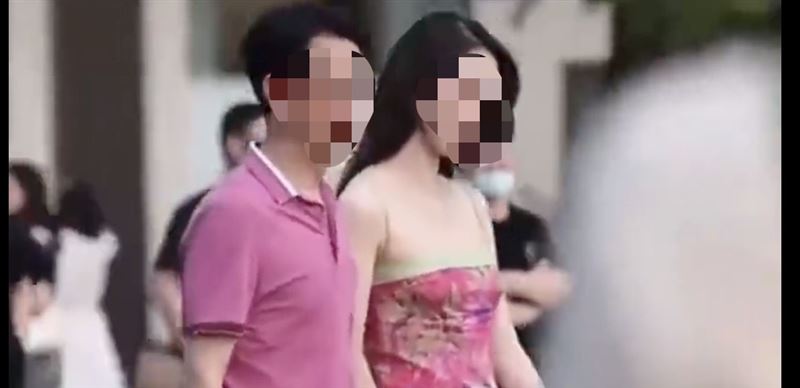 中國一名國營企業高官和小三逛街，卻因為女生太「吸睛」成了街派對象，意外曝光婚外情。（圖／翻攝自微博）