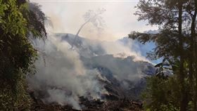 苗栗大湖山林火警悶燒  10消防員一氧化碳中毒苗栗縣大湖鄉4日發生山林火警，現場堆置大量廢棄木材悶燒至今已第4天，更造成10名警、義消一氧化碳中毒送醫。（苗栗縣消防局提供）中央社記者管瑞平傳真  112年6月7日