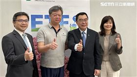 （左起）國泰投信量化暨指數事業處副總經理鄭立誠、不敗教主陳重銘、國泰投信總經理張雍川、國泰投資級公司債（00725B）ETF經理人林盈華。（圖／記者王翊綺攝影）