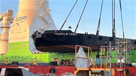 台船打造亞洲最大工作船「環海翡翠輪」吊掛測試成功  再創「榮耀船說」