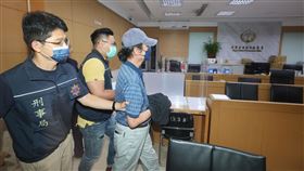 涉im.B詐騙案  前行政院顧問陳振坤移送北檢網路借貸媒合平台im.B詐騙案持續延燒，前行政院顧問陳振坤（右）30日遭檢警拘提偵訊，刑事局訊後晚間將人移送台北地檢署進行複訊。中央社記者趙世勳攝  112年5月30日