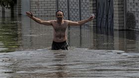 ▲烏克蘭南部的卡科夫卡水壩遭炸毀導致洪水氾濫。（圖／路透社／達志影像）