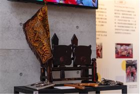 ▲「八面威風 家將特展」實體法器展示（圖 / 桃園市土地公文化館 拍攝）