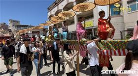 ▲金門迎城隍慶典中備受關注的人力蜈蚣座。（圖／寶島神很大）