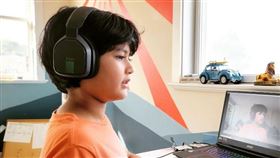 加州孟加拉裔14歲的奎茲取得聖克拉拉大學計算機科學與工程學士學位，之後他將加入SpaceX成為公司年紀最小的軟體工程師。（圖／翻攝自instagram＠thepythonkairan）