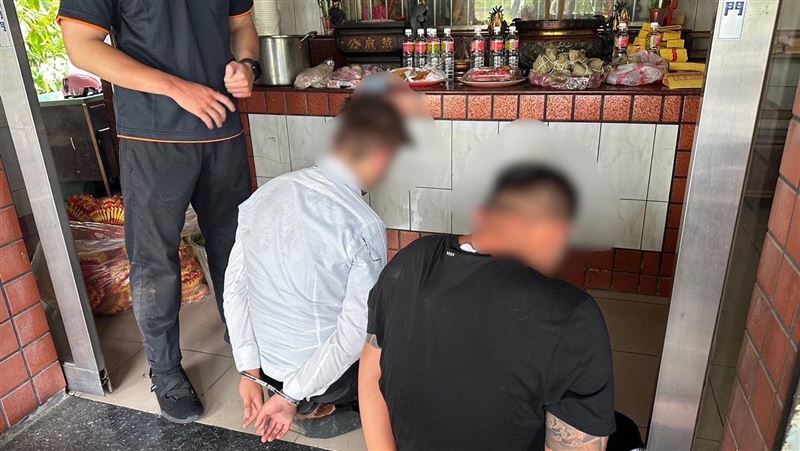 詐騙車手撞斷宮廟石獅子　神像前跪地落網