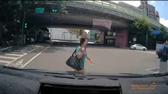 行人闖紅燈！他輕按喇叭提醒竟遭婦比中指