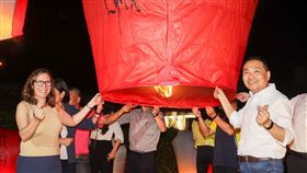 美國在台協會（AIT）理事主席羅森柏格（Laura Rosenberger）7日下午赴新北市政府拜會市長侯友宜，期間雙方就台美交流、兩岸關係、區域和平與國防安全等各面向議題廣泛交換意見並放天燈。（圖／新北市府提供）