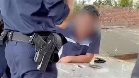  罵員警「敗腎囝仔」，飆罵三字經，上銬，判拘役40日，得易科罰金4萬元（圖／翻攝畫面）