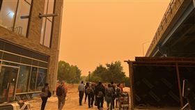 紐約市霾害惡化  布朗克斯區天色偏橘紐約市因加拿大森林大火而起的霾害惡化，7日空氣品質創史上最差紀錄，午後布朗克斯區一處工地上空一片灰濛，且帶點橘色。中央社記者尹俊傑紐約攝  112年6月8日