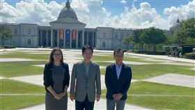 賴副總統、AIT主席羅森伯格訪奇美博物館（2）副總統賴清德（中）和美國在台協會主席羅森柏格（左）8日上午參訪奇美博物館，並在館前合影。中央社記者張榮祥台南攝  112年6月8日