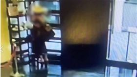 ▲鄭姓女子日前直接走進大樓的外送區，端走兩份烤肉飯被保全攔下。（圖／翻攝畫面）