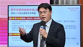 教育部在行政院院會會後記者會說明疫後就學貸款補助方案。（圖／行政院提供)