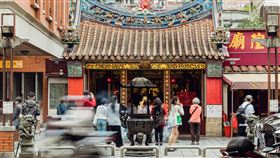 霞海城隍廟管理人陳文文推薦旅人從大稻埕信仰中心向外探索，遊程體驗搭配老爺酒店住宿，每晚最低2,699元起。（圖／旅宿業者提供）