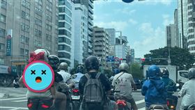 「馬尾妹」圍浴巾搭機車（圖／路上觀察學院臉書）