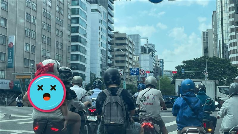 馬尾妹坐機車只圍浴巾　網看1細節全嗨了