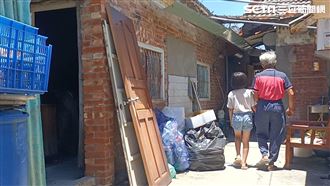 獨／10歲女童住危屋　跨坐扶手克難寫作業