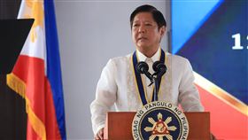 小馬可仕：菲律賓外交中立  不選邊站菲律賓總統小馬可仕7日會見多名菲律賓駐外大使時說，馬尼拉當局外交政策將保持中立，不向華府或北京靠攏。圖為小馬可仕5月26日出席菲律賓海軍125週年紀念活動時致詞。（菲律賓海軍提供）中央社記者陳妍君馬尼拉傳真  112年6月8日