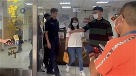 ▲檢警偵辦新北市板橋某私立幼兒園幼童遭餵藥案，彭姓園長被移送新北地檢署，面對媒體追問，全程不發一語。（圖／翻攝畫面）