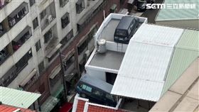 民宅頂樓停2車成奇景 居民向里長陳情 盼能早日移走