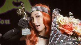 「下半身失蹤」Karencici身首分離拍MV。（圖／華研國際提供）