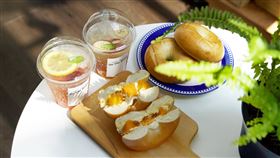 以大塊當季新鮮芒果為主角，搭配鹹鹹甜甜的奶油乳酪抹醬，佐以散發焦糖香，香甜酥脆的焦糖餅乾碎粒，搭配最受歡迎的Q彈原味貝果。果肉細緻香氣飽滿，酸甜爽口，令人一口接著一口。（圖／品牌提供）