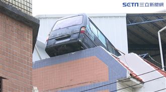 2廂型車停「民宅屋頂」　市府也無權處理