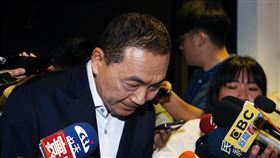 新北幼兒園疑餵藥案延燒  侯友宜鞠躬致歉國民黨總統參選人、新北市長侯友宜（左）8日晚間應邀到政治大學出席座談活動，由於新北板橋某幼兒園疑餵藥案議題持續延燒，侯友宜受訪時也為保護孩子不夠周全，深深向大家鞠躬致歉。中央社記者郭日曉攝  112年6月8日