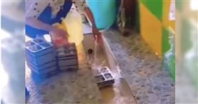 中國江西省九江市一間幼兒園內，爆出員工疑似在小便池內清洗孩童們的餐具。（圖／抖音）

