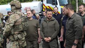 路透社
澤倫斯基表示，他「前往赫松州（Kherson）進行視察」，討論「疏散潛在淹水區的民眾、化解水壩爆炸造成的緊急情況，以及為淹水地區提供救援組織」。