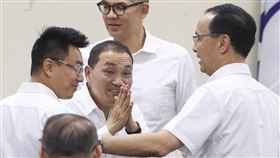 侯友宜向國民黨中常委致意國民黨中常會7日下午在中央黨部舉行，黨籍總統參選人侯友宜（前右2）也到場，和黨主席朱立倫（前右）一起為本次提名的立委參選人加油打氣，侯友宜並向與會中常委致意。中央社記者謝佳璋攝  112年6月7日